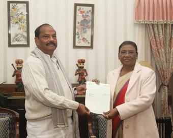 Ranchi: Incumbent Jharkhand Chief Minister Raghubar Das facing imminent defeat from Jamshedpur east, hands over his resignation letter to Governor Draupodi Murmu at Raj Bhavan in Ranchi on Dec 23, 2019. He is facing a tough fight against his former c