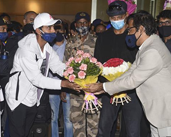 Rahane receives red carpet welcome on reaching Mumbai home