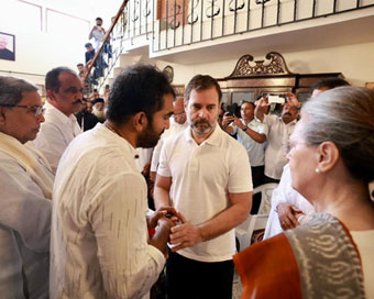Sonia, Rahul pay last respects to Oommen Chandy
