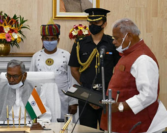 Jitan Ram Manjhi takes oath