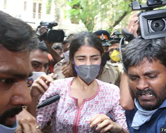 Rhea Chakraborty being mobbed at NCB office
