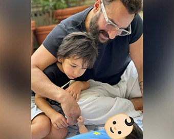Kareena Kapoor posts pic of newborn son, hides face with emoji