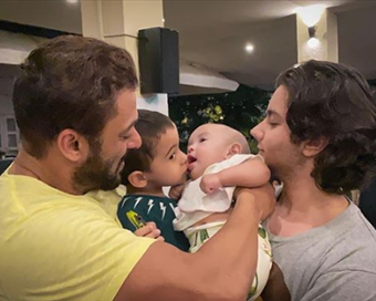 Salman posts a pic with nephews and niece