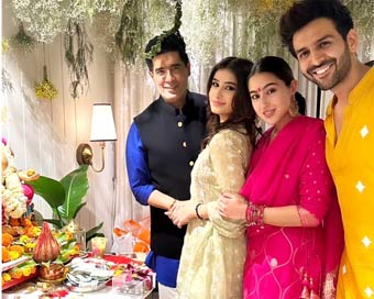 Sara Ali Khan goes for Ganpati darshan at Kartik Aaryan’s house