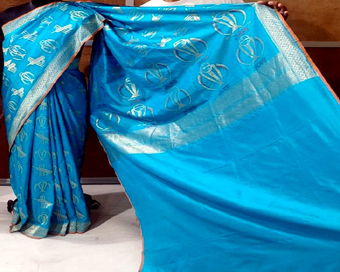 Varanasi weavers spun special saris for Team India