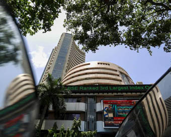 Nifty below 9,000, Sensex tanks 900 points as volatility rises