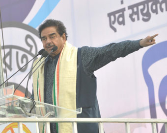 Kolkata: Actor-turned-politician Shatrughan Sinha addresses during United India Rally at Brigade Parade Ground in Kolkata.