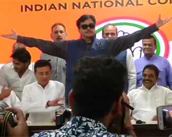 Shatrughan Sinha ends suspense, joins Congress