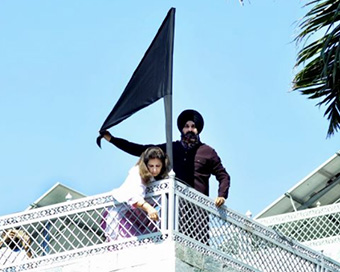 Navjot Singh Sidhu hoists black flag to support protesting farmers
