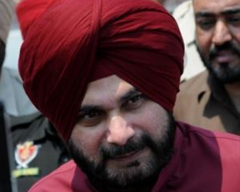 Navjot Singh Sidhu stopped by police at Delhi entry point