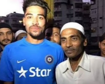 Mohammed Siraj with his late father (file photo)
