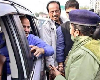 Manish Sisodia stopped by police in Lucknow