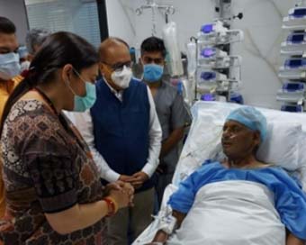 Smriti Irani visits Kalyan Singh in hospital