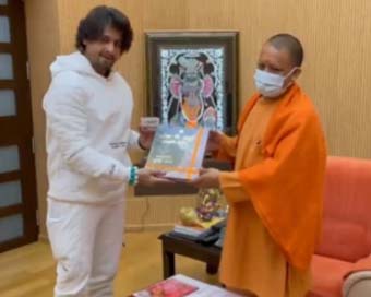 Sonu Nigam meets Yogi Adityanath after visiting Ayodhya