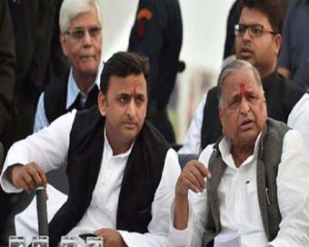 Mulayam fights tough battle with son Akhilesh over SP reins