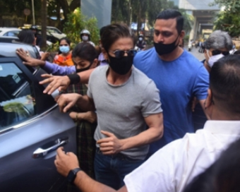 Ahead of HC bail plea, Shah Rukh Khan meets Aryan Khan in Arthur Road Jail