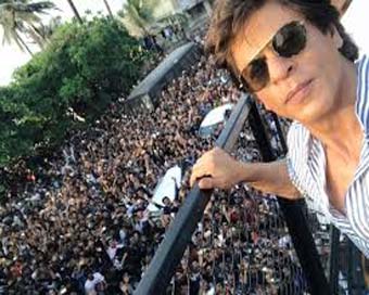 AbRam joins SRK as he greets hordes of fans gathered outside Mannat for b