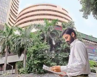 Stock Market: Indices tumble on weak global cues, Sensex slips over 700 pts