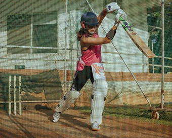 Taapsee Pannu starts week with cricket practice
