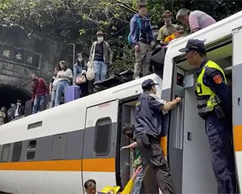Train derails in eastern Taiwan