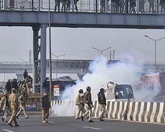 Police fires tear-gas shells on farmers at two places in Delhi