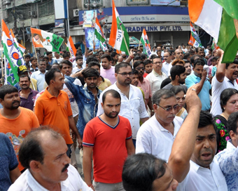 Kolkata: Trinamool Congress (TMC) workers stage a demonstration during a 12-hour shutdown called by BJP against killing of two youths during a clash between agitating students and the police last week over the recruitment of new teachers at a school 