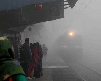 Dense fog in Delhi, 20 Delhi-bound trains delayed 