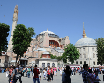  ISTANBUL, May 18, 2013 (Xinhua) -- Tourists visit the Hagia Sophia in Istanbul on May 18, 2013. On International Museum Day, several national museums of Turkey were free in a limited time for the tourists and public to visit. Hagia Sophia is one of 