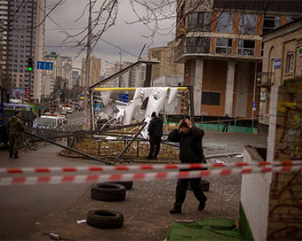 Ukrainian troops take to streets of Kiev; gunfire, blasts heard in city centre