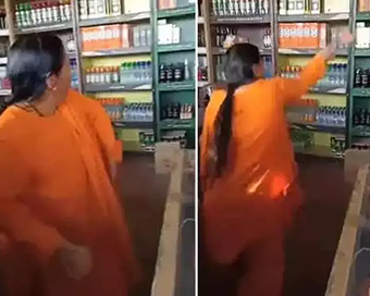 MP: Uma Bharti vandalises liquor shop, calls for closure in one week