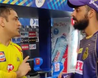  Varun Chakravarthy takes tips from Dhoni post CSK-KKR game