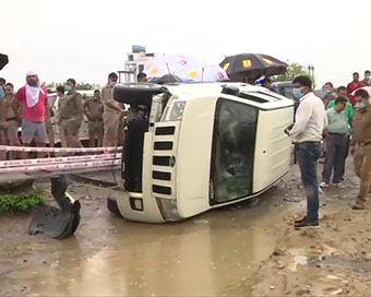 Car carrying Vikas Dubey overturned