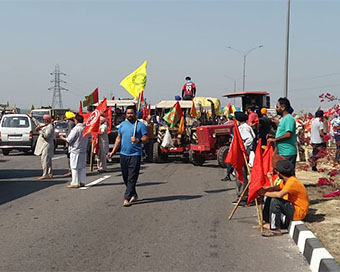 Woman loses cool with farmers at Dasna toll plaza