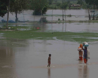 New Delhi: People move to higher lands after water level increased in the Yamuna river, in New Delhi.