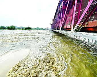 Yamuna floods homes, thousands shifted