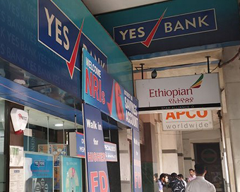 Angry Mumbai customers queue up at Yes Bank for cash