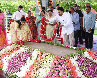 Andhra CM, family pay homage to YSR