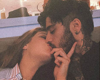 Supermodel Gigi Hadid kissing her singer boyfriend Zayn Malik