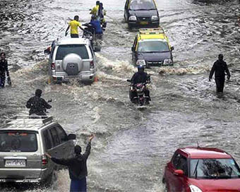 Torrential rainfall paralyses Mumbai; streets, rail tracks flooded (PICS)