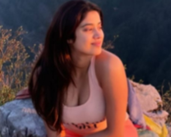 Janhvi Kapoor soaks in the beauty of sunrise (Pictures)