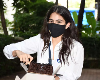 Sara Ali Khan celebrates 26th Birthday with paparazzi, see the diva's fun pictures